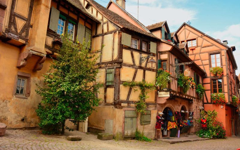 Hôtel La Couronne in Riquewihr : a hotel of charm on the Alsatian wine route, in the heart of the vineyard and a medieval village