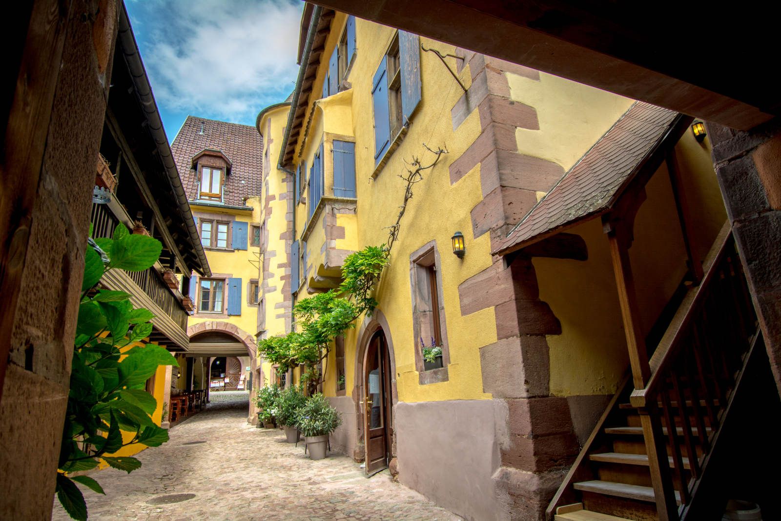 Hôtel La Couronne à Riquewihr, un hôtel de charme sur la route des vins d'Alsace, en plein coeur du vignoble et d'un village médiéval